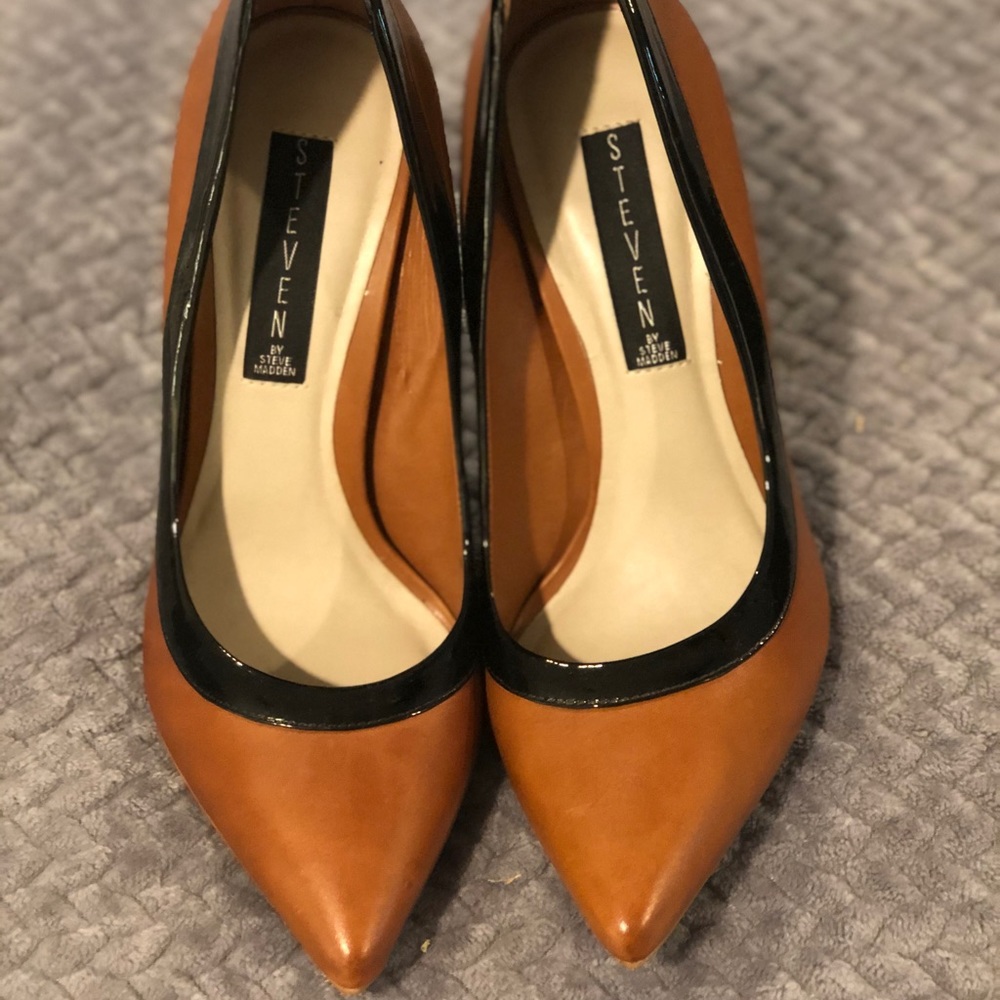 Tan/Black Pumps